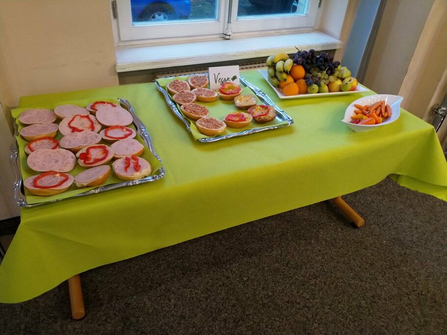 Einer der vielen, vielen Brötchenteller